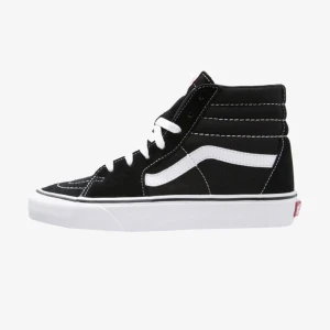 Höga vans - Så snygga höga vans i bra skick, köpta augusti 2022. Köparen står för frakt ❤️skriv för egna bildet