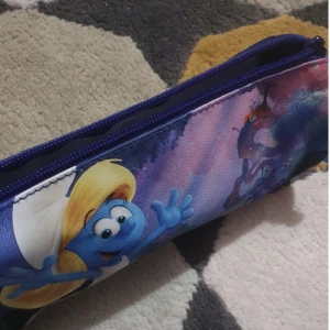 Oanvänt smurf pennskrin - Frakt: 45kr  Perfekt till skolan elr att förvara saker i den!  TRYCK INTE PÅ KÖP NU UTAN KONTAKTA MIG OM DU VILL KÖPA!! ❤️