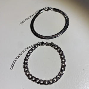 Silver armband  - 2st silvriga armband i rostfritt stål 🫶🏽 Säljer pga att dem inte riktigt föll mig i smaken💕  Båda för 35kr🫶🏽