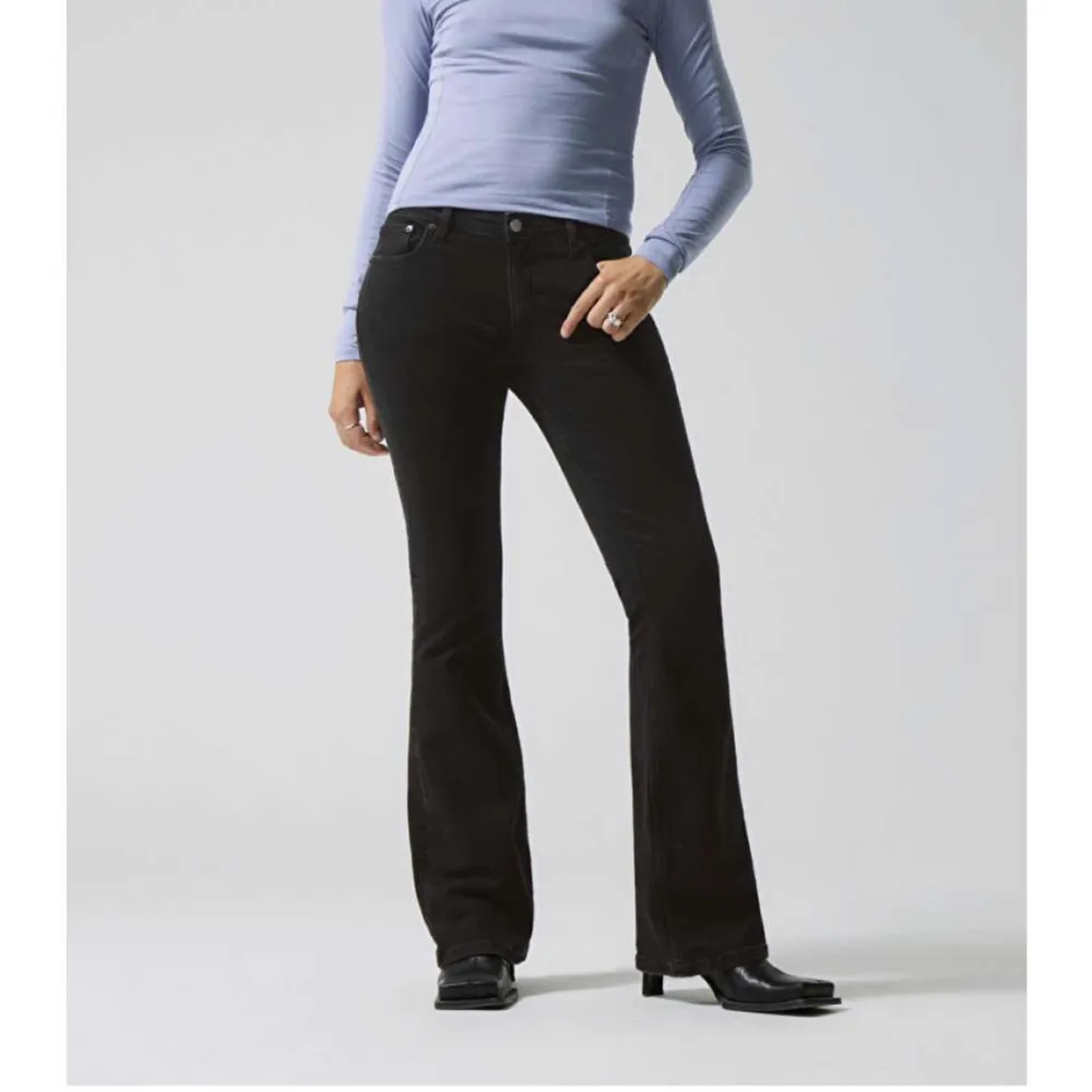 Säljer dessa snygga low waist bootcut jeans från weekday som är jätte populära men som ej kommer till användning!💕💕Söljer för 350!. Jeans & Byxor.