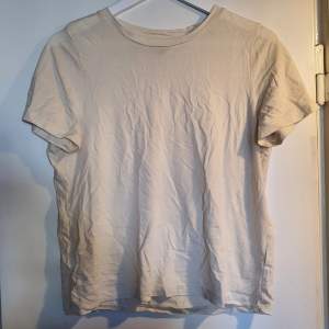 Basic gräddvit t-shirt i mycket skönt material. Knappt använd, nyskick. 