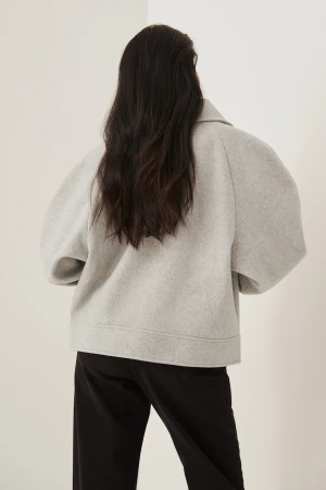 Kort kappa - Så snygg kappa ifrån NA-KD i grå, superfin nu till våren!! Använd ett fåtal gånger vilket resulterar i ett bra skick. 