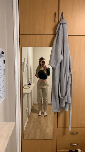 Low waist mjukisbyxor  - Säljer då jag inte får användning för dessa! Low waist Frågor eller mer bilder på dm!