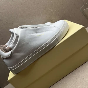 Arigato skor  - Säljer mina arigato skor i stolek 37,5 då dom är försmå för mig. Dom är använda ca 5 gånger inte mer. Hör gärna av dig för fler bilder, priset går att diskuteras. 🫶🏽 Nypris: 1950kr