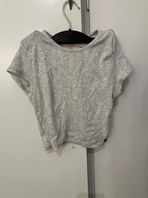 grå Crop topp - En super söt grå ribbad magtröja som är super skön.. jätte snygg till sommaren , använder tyvärr inte längre de pga säljes
