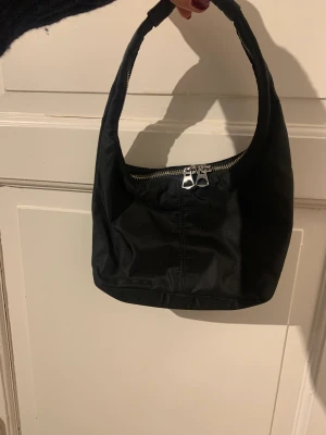Väska - Svart underarm bag💗