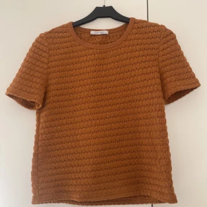 Tröja - Orange tröja i storlek s, något kortare men ej en croptop. Virkat material, men ganska tunn. Bra skick:) 