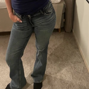 Billiga jeans  - Säljer dessa lågmidjade trendiga jeans från hm. Köpta på Plick och säljer för ett lågt pris
