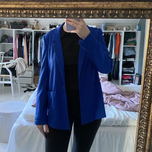 Blazer - Marinblå blazer från H&M! Har inte använts mer än en gång och är i bra skick! Storlek 38💙