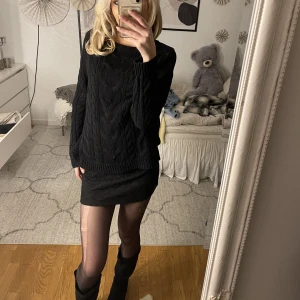 Stickad tröja - Svart kabelstickad tröja! Säljer i vit också 