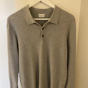 Stickad tröja  - Säljer denna John Henric tröja som är en blandning mellan ull och Kashmir. Använd fåtal gånger då den är lite för liten för mig. Skick 9/10. Nypris 900. 