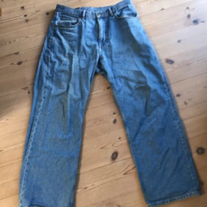Dr Denim omar - Storlek 31 midja 30 längd, Sitter som Weekday galaxy skicket är 9/10