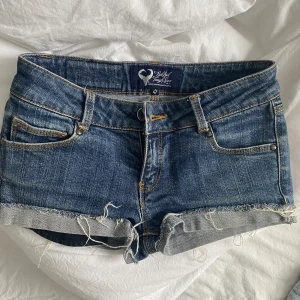 Jeansshorts  - Jättefina jeansshorts från Birkenstock som tyvärr är försmå för mig nu💗💗