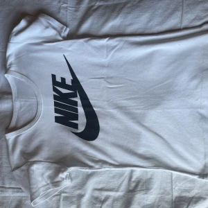 nike tshirt  - säljer då den inte används💕