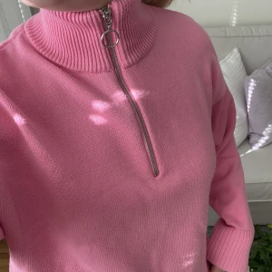 Zip tröja - En superfin rosa virkad ziptröja från Zara. Använd några gånger, men som inte längre kommer till användning. DM för fler frågor eller bilder