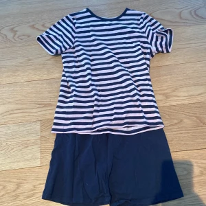 Pyamas  - Storlek: 134-140 Den är använd rätt så mycket. Men i bra skick.