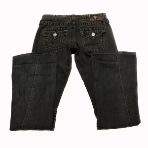 True Religion Jeans - True Religion lågmidjade bootcut jeans i storlek 26! Modell Joey! PS: kolla igenom mitt konto ni kommer hitta många y2k och vintage plagg! Köp direkt för 670 eller högsta budet! 