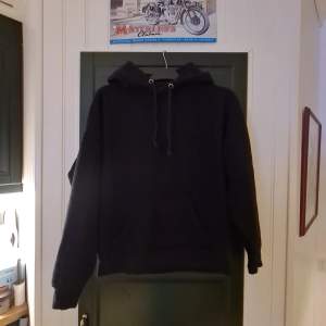 Vanlig svart hoodie från BikBok