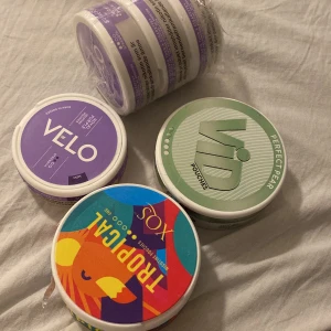 Nikotinpåsar/snus - Endast öppnat och prövat en prilla av velo, XQS är öppnad men ej testad, VID är öppnad och en prilla testad. 3 st velo royal purple oöppnade. 1 st 40kr eller alla för 200kr