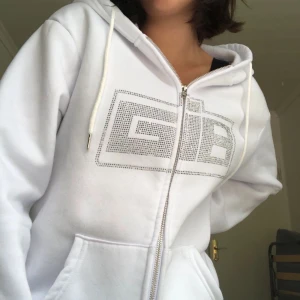 Gia hoodie - Säljer min snygga Gia hoodie då den inte används! Finns tecken på användning då några rhinestobes saknas🤍