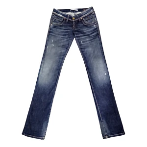 Fornarina Jeans - Fornarina jeans i toppen skick, enligt lappen så är dem i storlek w28 men dem är beställda från italien så det är lite svårt att avgöra storleken. Jag skulle säga att dem är mer som en w26🫶🏼 Bilderna är lånade från när jag beställde dem