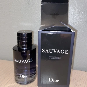 Sauvage Dior - Säljer Sauvage Dior 60ml parfym herr. Köpt från kicks för 1060kr. Finns mer än 50ml kvar i flaskan. En riktigt bra parfym som håller doften länge.