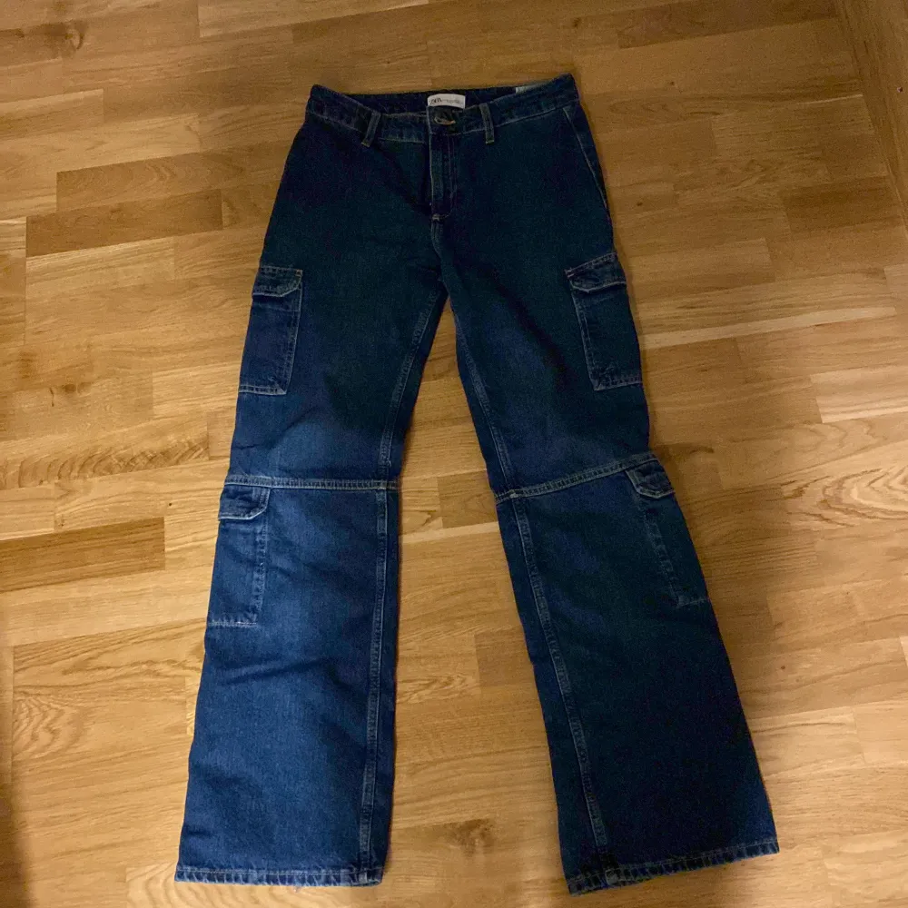 Cargo byxor från zara exakt som på bilden fast en mörkare färg använd cirka 2-3 gånger. Lite för långa och stora på mig och dom är köpta för 500kr . Jeans & Byxor.