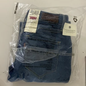 Helt NYA! lågmidjade Levis jeans  -  Helt nya Levis Bold Curve skinny jeans. Alla lappar kvar, aldrig använda !  De är tajta på låren och lite pösiga på benen:)