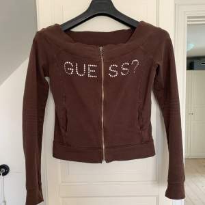 Fin tröja/topp från vintage Guess. Väldigt 2000s, samt bra skick! Färgen syns bäst på sista bilden❣️kom med prisförslag!