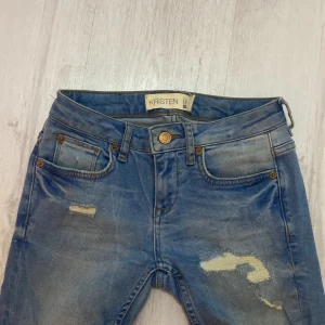 Super Snygga Gina tricot jeans KRISTEN - Vårens snyggaste jeans ! W24 L30  Super snygga slitningar. Modell KRISTEN som är helt utsålda ! 