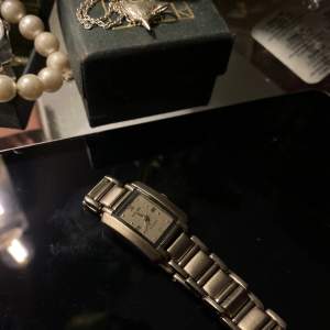 Äldre modell av den populära gold time klockan, super fin lite mörkare silver färg 