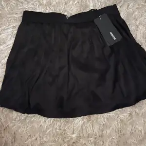 Low waisted tennis kjol. Aldrig använd, endast testad, se andra bilden