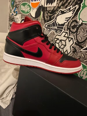 Air Jordan 1 mid reversd bred  - Nästan helt ny skick 