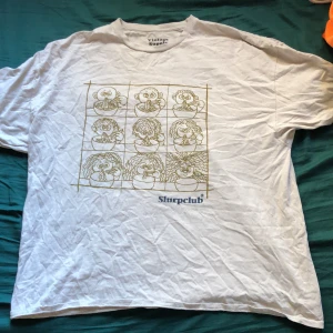 T-shirt XL - En stor tröja där det är troll som äter nudlar på💕 Köpare måste dock betala frakt. Priset är diskuterbart!