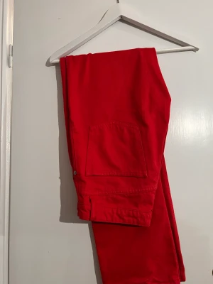 Röda trendiga jeans - Röda trendiga jeans med mig waist 