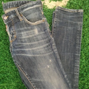 Dsquared2 byxor - Ds2 denim byxor sliten design i Small 9/10