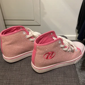 Rosa glittriga Heelys  - Säljer dessa as coola rosa glittriga heelys. Strlk 38