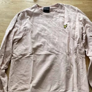Lyle & scott hoodie - Super fin rosa hoodie 💕använd fler tal gånger,har en pytte liten fläck men inget man ser.Strl M men skulle säga mer att den är Xs/s