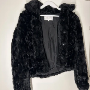 Fuskpäls jacka - Aldrig använd fin Vila fuskpälsjacka. Vipero jacket. Nypris 699kr.