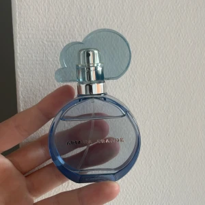 Cloud parfym - Säljer min Ariana grande cloud parfym då jag har andra som används mer.  Använd ca 4 gånger så nästan full❤️Köpt på kicks, 30ml för 495kr❤️Skriv om du är intresserad!