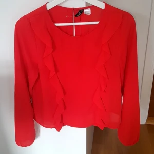 Söt röd blus - Röd blus med volanger ✨Perfekt skick✨ 