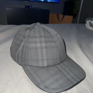 Burberry Keps - Burberry keps i toppskick. Strl M Köpt på burberrys hemsida, nypris 3600kr. Priset är förhandlingsbart!