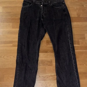 Weekday jeans - Weekday jeans i färgen space grey. Endast använda enstaka gånger.