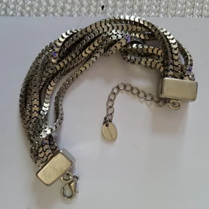 Armband Montini Rostfritt stål 🌹 - Hej alla glada 🌹 Här har jag ett jättefint armband i Rostfritt stål 🌹 Håller i vått och torrt och inga allergiska reaktioner 🌹 Märke: Montini Pris:40 kr plus frakt 16 kr 🌹 vid Fri Frakt dagar är Frakten Fri ☺️ kontakta mig innan köp 🌹 Anki 