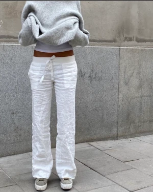 Alobha linnebyxor  - Helt oanvända linnebyxor från Lova Widerbergs märke Alobha label💓  Storlek M, slutsålda på hemsidan 😽Byxorna ligger kvar i plasten som tillkom med byxorna