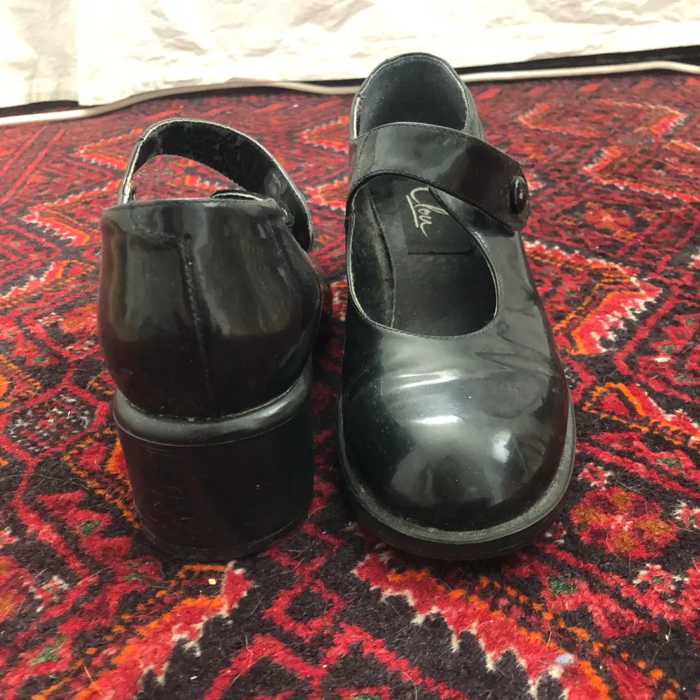 Svarta lackade Mary jane skor jag köpt secondhand. De är lite slitna där av priset.. Skor.