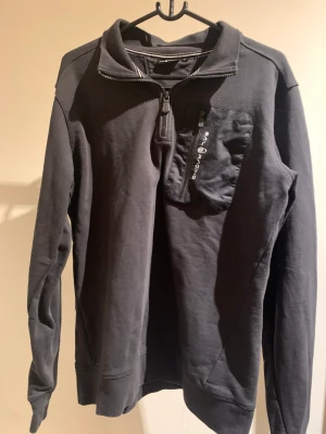 Sail racing tröja  - Säljer min tröja på grund av att jag inte använder den, den är i storlek xl men sitter lite tight så man kan säga L