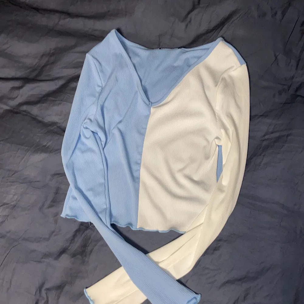En jätte fin lite cropad långärmad tröja som är i som nyskick den är använd 1 gång. Okänt märke. I storlek s/xs. I färg blåvitt. Material bomull 💙🤍 är öppen för prisförslag ❤️. Toppar.