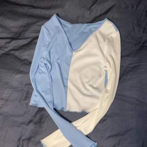 En jätte fin lite cropad långärmad tröja som är i som nyskick den är använd 1 gång. Okänt märke. I storlek s/xs. I färg blåvitt. Material bomull 💙🤍 är öppen för prisförslag ❤️