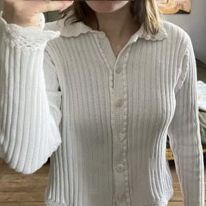 Stickad kofta  - Stickad kofta med fina detaljer. Köparen står för eventuell frakt. 🌸